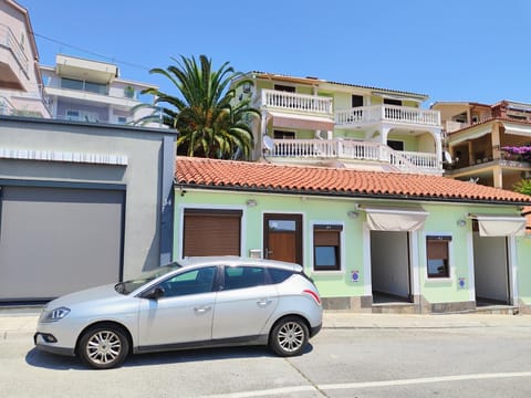 Property building, Neighbourhood