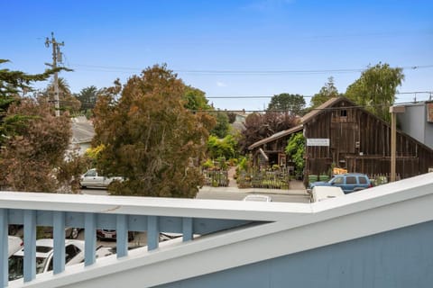Montara Penthouse Elevated Comfort Above Downtown Half Moon Bay House in Half Moon Bay