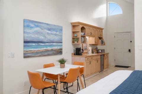 Montara Penthouse Elevated Comfort Above Downtown Half Moon Bay House in Half Moon Bay