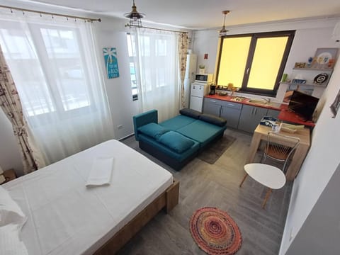 Bed, TV and multimedia, Living room, Photo of the whole room