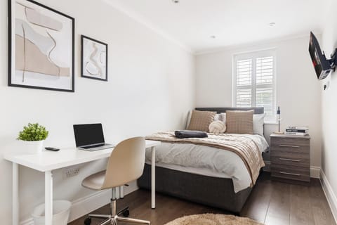 Bed, TV and multimedia, Photo of the whole room, Bedroom