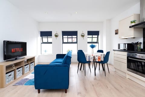 TV and multimedia, Kitchen or kitchenette, Living room, Seating area, Dining area, stove