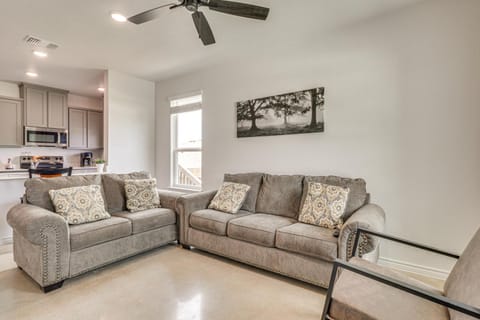 2 Mi to Dtwn Dining! Pet-Friendly Temple Townhome House in Temple