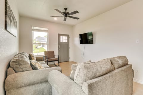 2 Mi to Dtwn Dining! Pet-Friendly Temple Townhome House in Temple