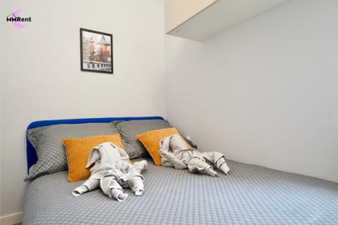 Bed, Photo of the whole room, towels