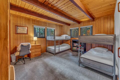 Laid-Back Tahoe Stay Walk to Lake & EV Charger House in Homewood
