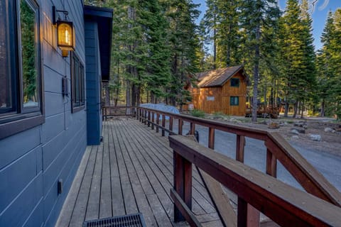Laid-Back Tahoe Stay Walk to Lake & EV Charger House in Homewood