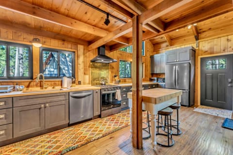 Laid-Back Tahoe Stay Walk to Lake & EV Charger House in Homewood