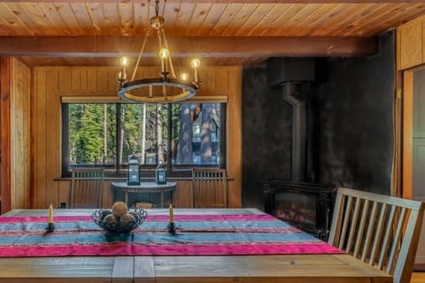 Laid-Back Tahoe Stay Walk to Lake & EV Charger House in Homewood