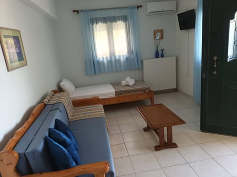 Bed, TV and multimedia, air conditioner