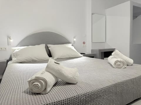 Bed, Bedroom, towels