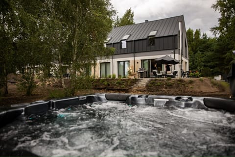 Property building, Garden, Hot Tub, Swimming pool