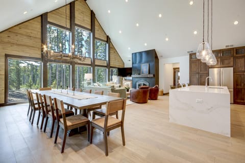 2 Mi to Big Sky Resort Luxe Mtn-View Retreat! House in Big Sky