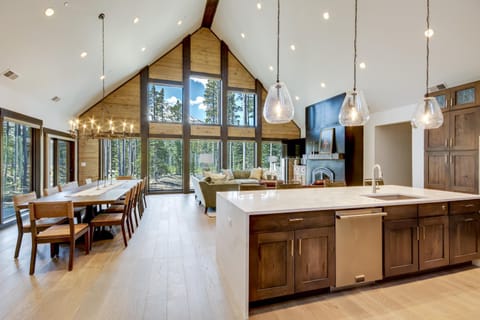 2 Mi to Big Sky Resort Luxe Mtn-View Retreat! House in Big Sky