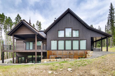 2 Mi to Big Sky Resort Luxe Mtn-View Retreat! House in Big Sky