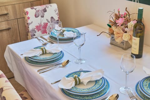 Food and drinks, Dining area, Food