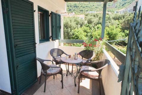 Natural landscape, View (from property/room), Balcony/Terrace, Seating area, Garden view