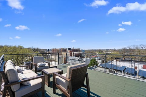 Patio, Day, Natural landscape, View (from property/room), Balcony/Terrace, Living room, Seating area, Dining area, River view