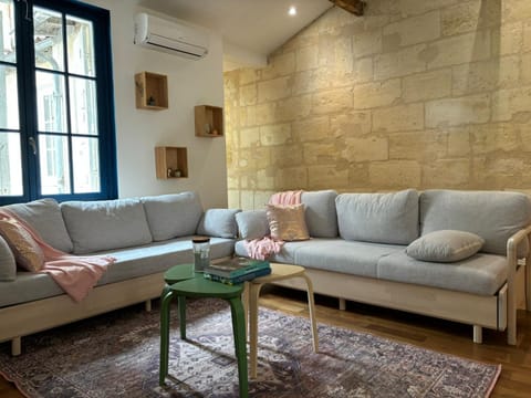 Living room, Seating area, air conditioner