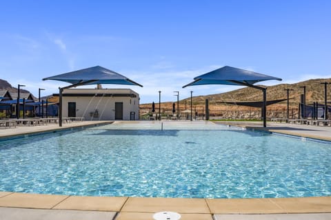 Popular Poolside Retreat townhouse House in Washington