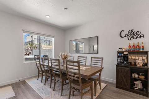 Popular Poolside Retreat townhouse House in Washington