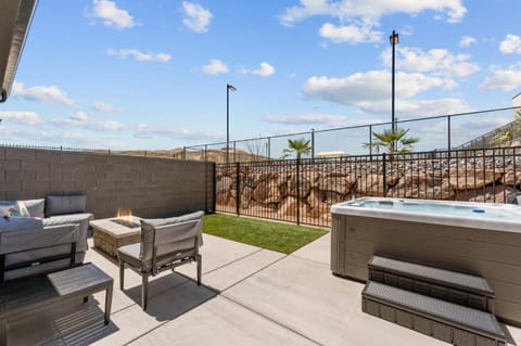 Popular Poolside Retreat townhouse House in Washington