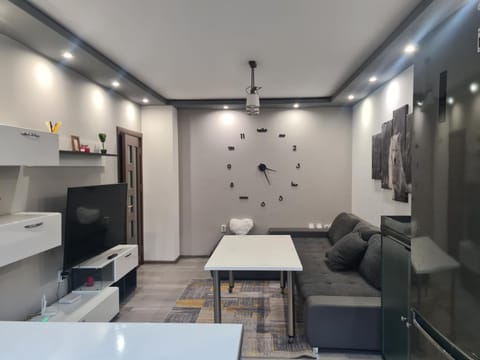 TV and multimedia, Kitchen or kitchenette, Living room, Seating area