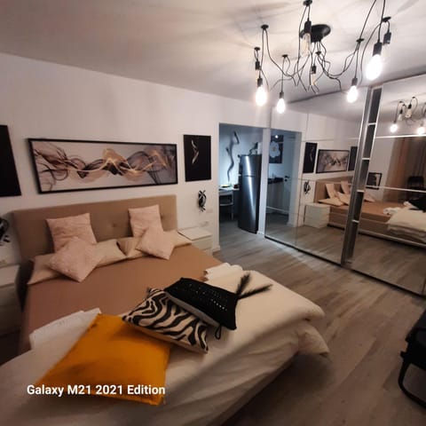Bed, Photo of the whole room, Seating area, Bedroom, towels, wardrobe