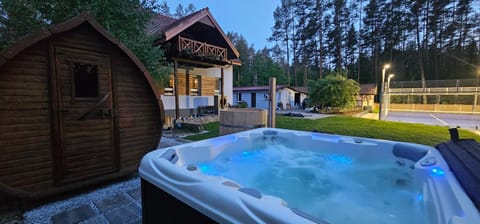 Property building, Natural landscape, Hot Tub, Hot Tub, Sauna, Spa and wellness centre/facilities, Tennis court