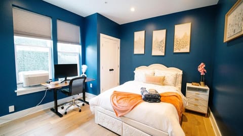 Bed, TV and multimedia, Photo of the whole room, Bedroom