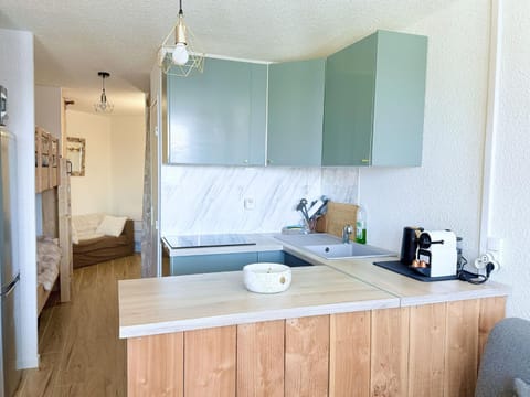 Coffee/tea facilities, Kitchen or kitchenette, dishwasher, oven, stove