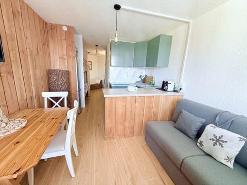 Coffee/tea facilities, Kitchen or kitchenette, Living room, Seating area, Dining area, dishwasher, oven, stove