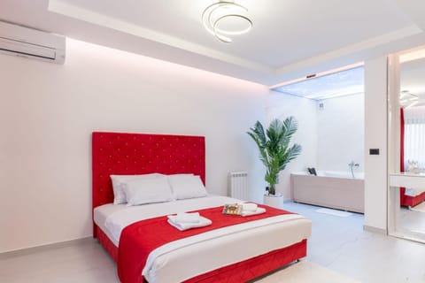 Bed, Hot Tub, Photo of the whole room, Bedroom, towels, air conditioner