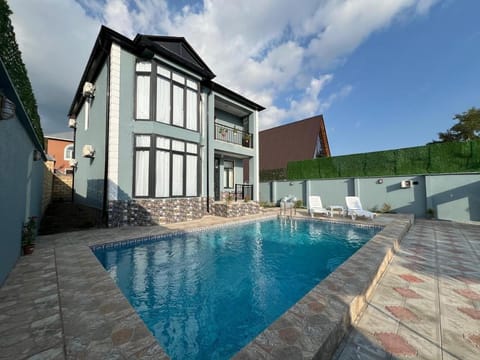 Property building, Day, Pool view, Swimming pool, sunbed