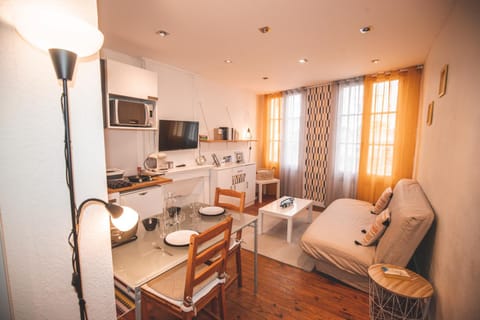TV and multimedia, Living room, Seating area, Dining area