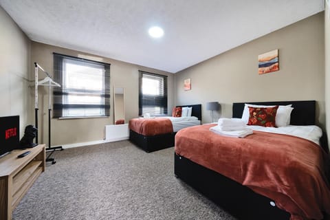 RELAXED CENTRAL HOUSE LOCATED IN WEST READING CLOSE TO TOWN CENTRE with FREE DRIVE WAY PARKING, WI FI & NETFLIX BY AI ESTATE GROUP Apartment in Reading
