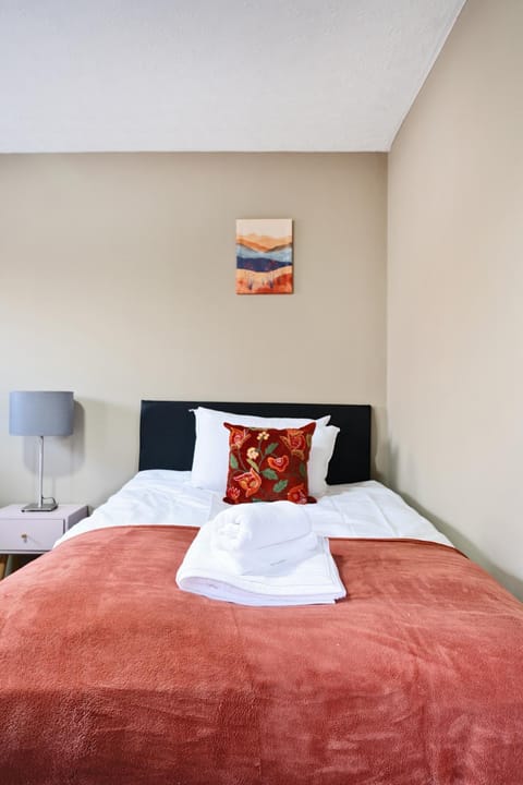 RELAXED CENTRAL HOUSE LOCATED IN WEST READING CLOSE TO TOWN CENTRE with FREE DRIVE WAY PARKING, WI FI & NETFLIX BY AI ESTATE GROUP Apartment in Reading