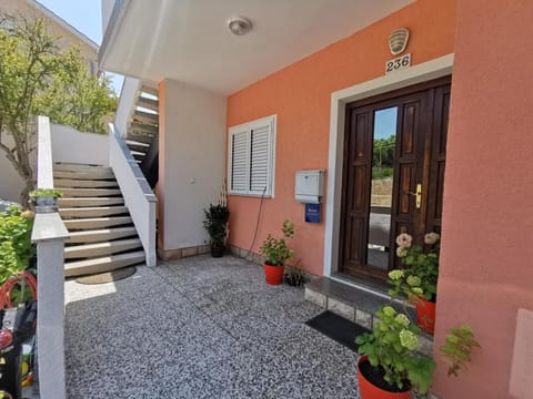 Property building, Patio, Facade/entrance