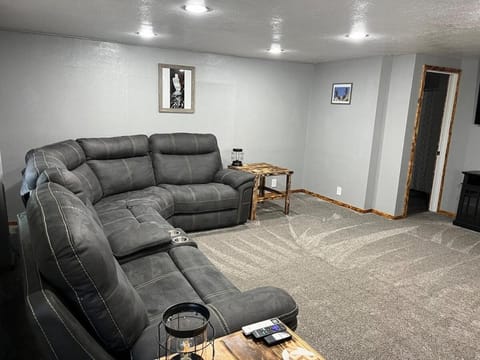 Cozy Home Between Zion & Bryce House in Glendale