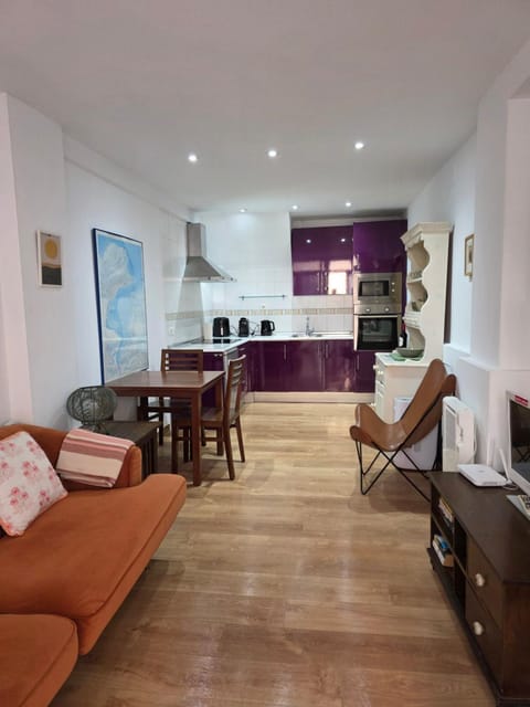 TV and multimedia, Kitchen or kitchenette, Living room, stove