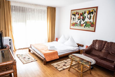 Bed, TV and multimedia, Photo of the whole room, Seating area, Bedroom