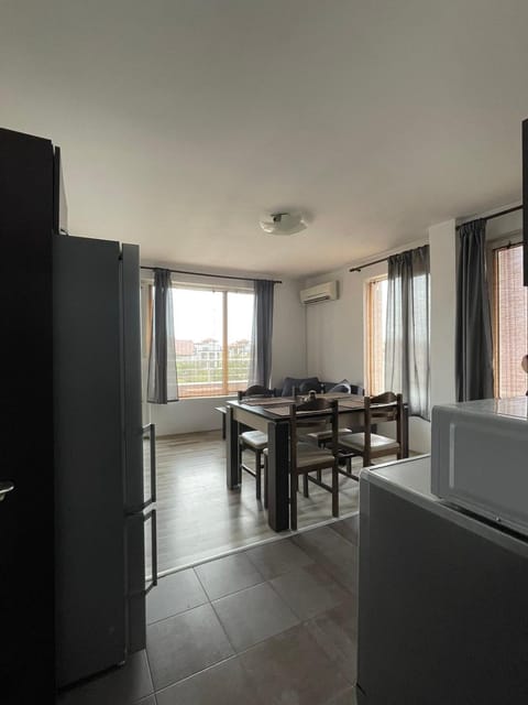 Kitchen or kitchenette, Living room, Seating area, Dining area, Meals, dishwasher, microwave