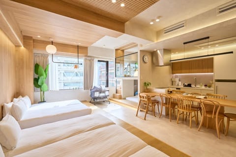 Bed, TV and multimedia, Kitchen or kitchenette, Living room, Photo of the whole room, Seating area, Dining area, Bedroom, air conditioner