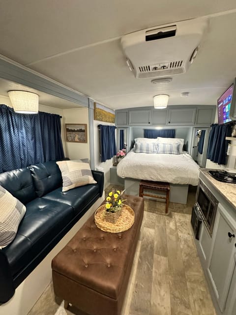 Bed, Photo of the whole room, Seating area, Bedroom, air conditioner