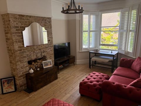 Communal lounge/ TV room, TV and multimedia, Living room, Seating area, Dining area, Evening entertainment, Garden view