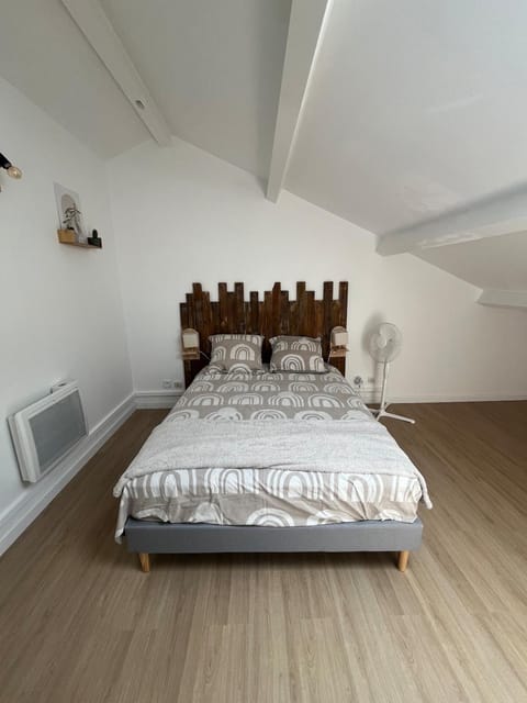 Bed, Photo of the whole room, Bedroom, internet