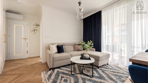 Bed, Living room, Photo of the whole room, Seating area, air conditioner