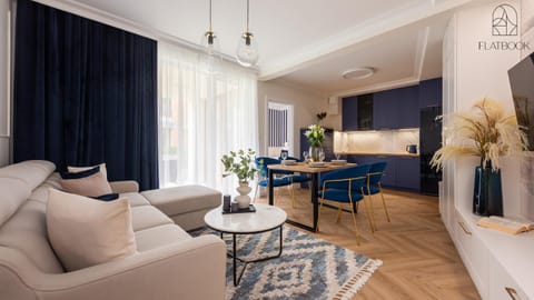 Bed, Kitchen or kitchenette, Living room, Photo of the whole room, Seating area, Dining area