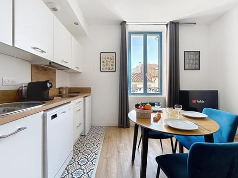 Coffee/tea facilities, Living room, dishwasher, stove