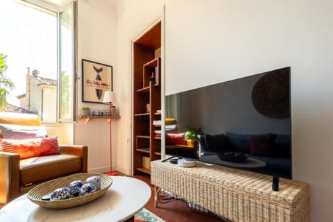 TV and multimedia, View (from property/room), Living room, Seating area, City view, Landmark view, Street view, heating, internet